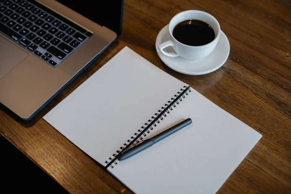 Hot Desk Arbeitsplatz Mit Laptop Und Notizbuch Foto A530