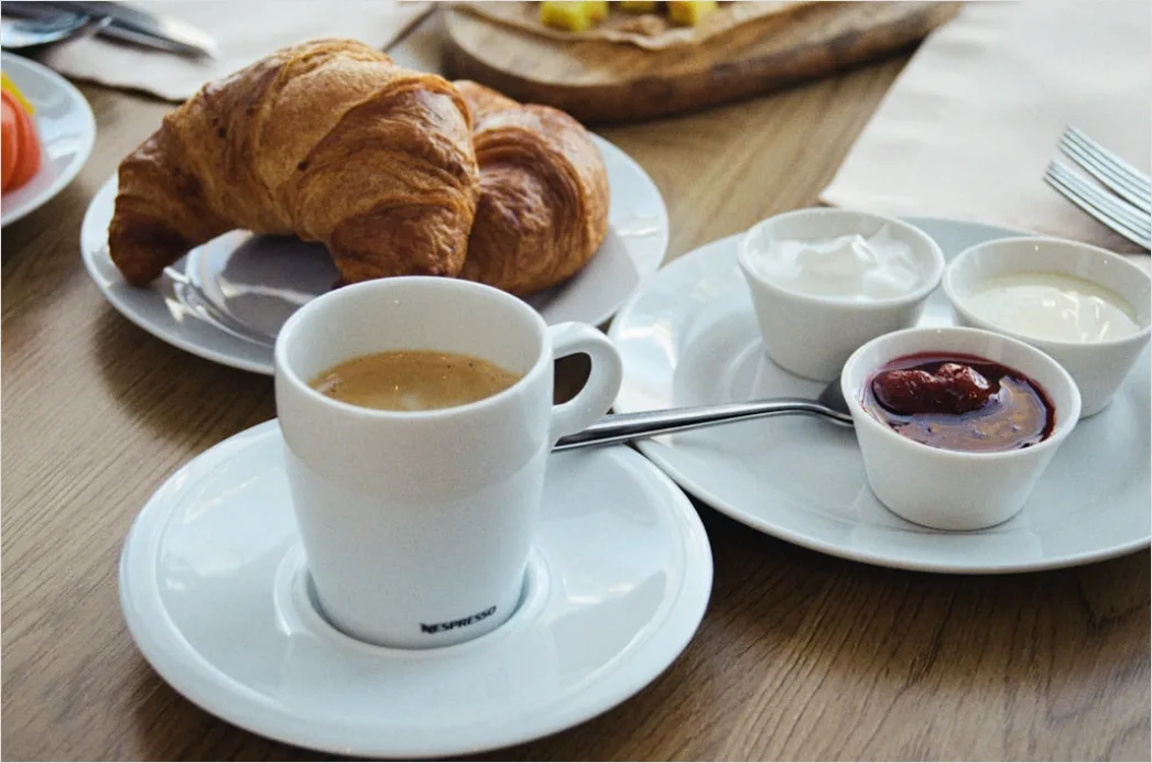 Detail Hotel Frühstück Buffet Croissants Und Kaffeetassen Number 11