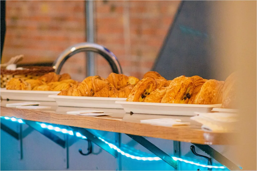Detail Hotel Frühstück Buffet Croissants Und Kaffeetassen Number 13