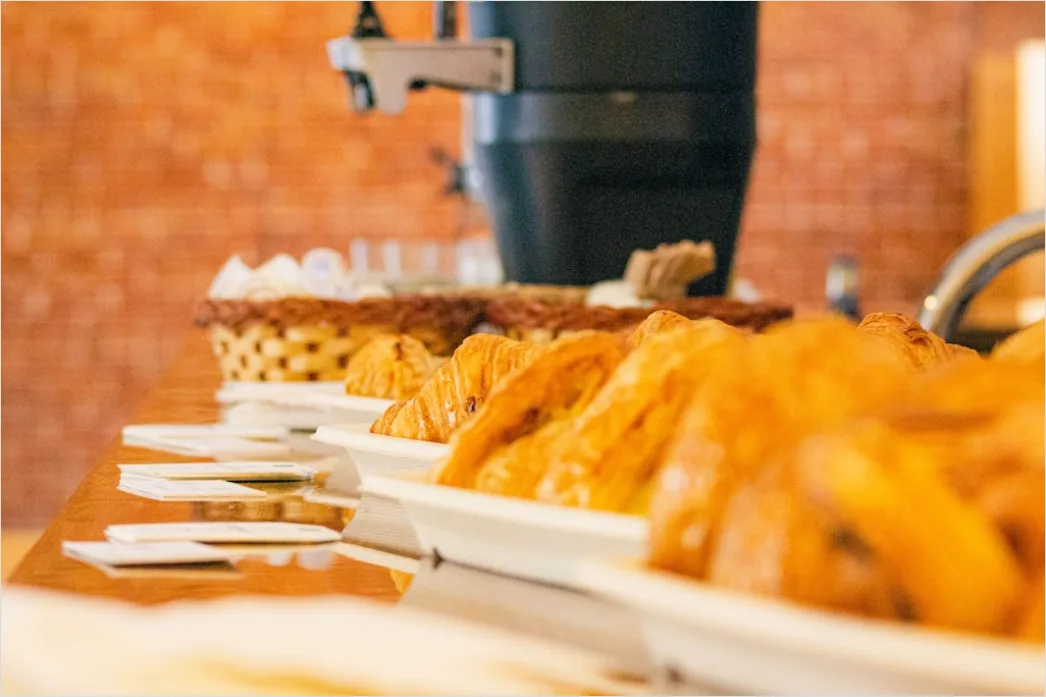 Detail Hotel Frühstück Buffet Croissants Und Kaffeetassen Number 4