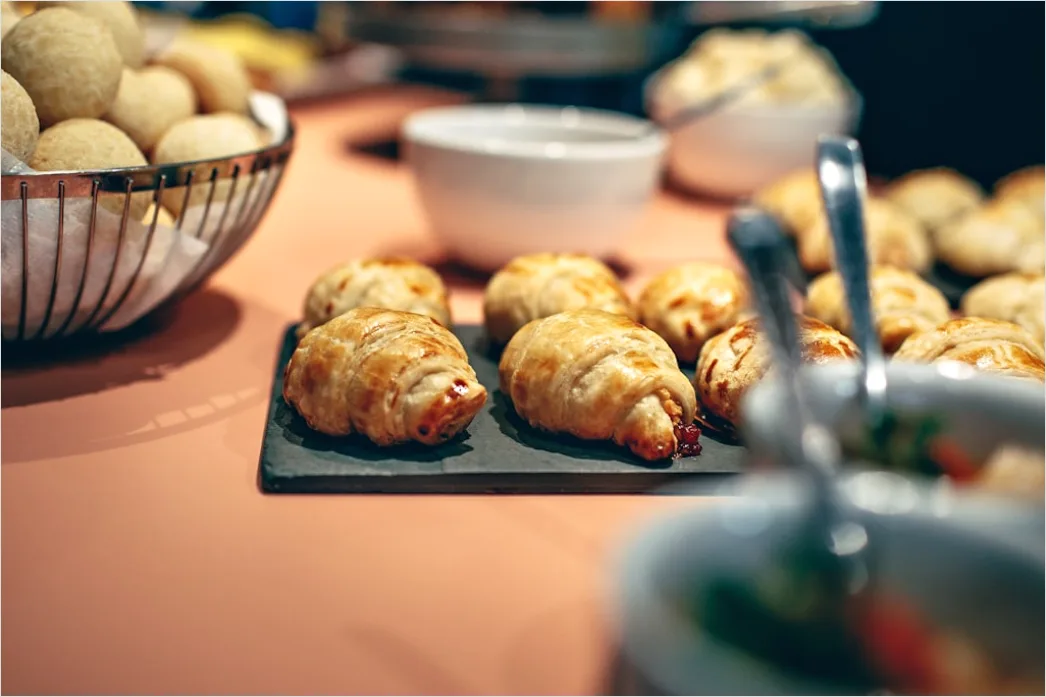 Detail Hotel Frühstück Buffet Croissants Und Kaffeetassen Number 5