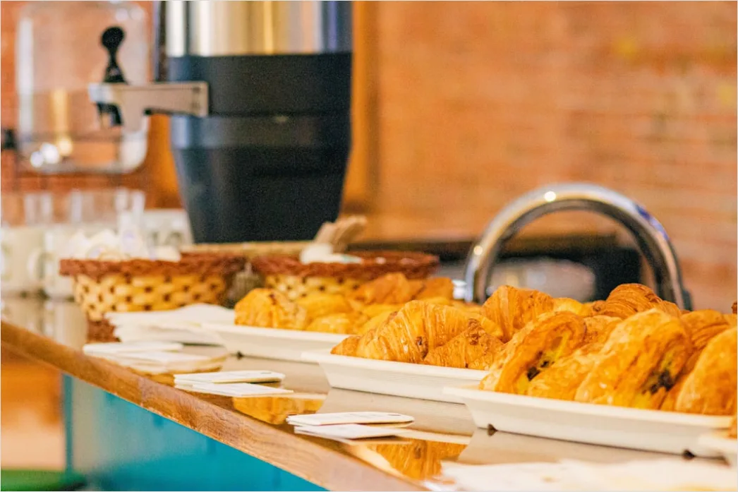 Detail Hotel Frühstück Buffet Croissants Und Kaffeetassen Number 8