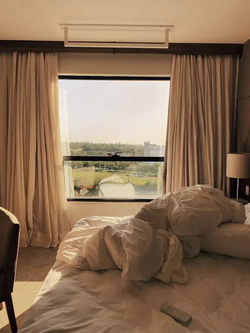 Detail Hotelzimmer Mit Gemachtem Bett Und Fensterblick Number 11