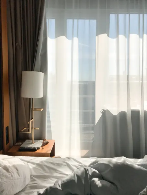 Detail Hotelzimmer Mit Gemachtem Bett Und Fensterblick Number 12