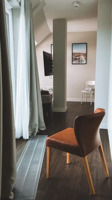Detail Hotelzimmer Mit Gemachtem Bett Und Fensterblick Number 13