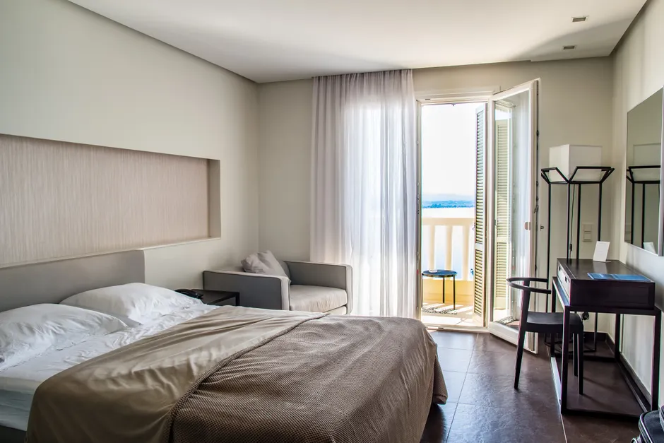 Detail Hotelzimmer Mit Gemachtem Bett Und Fensterblick Number 15