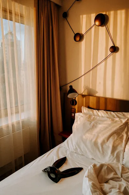 Detail Hotelzimmer Mit Gemachtem Bett Und Fensterblick Number 16