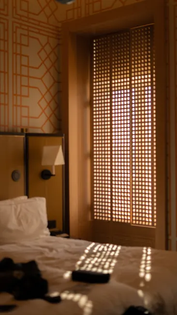 Detail Hotelzimmer Mit Gemachtem Bett Und Fensterblick Number 18