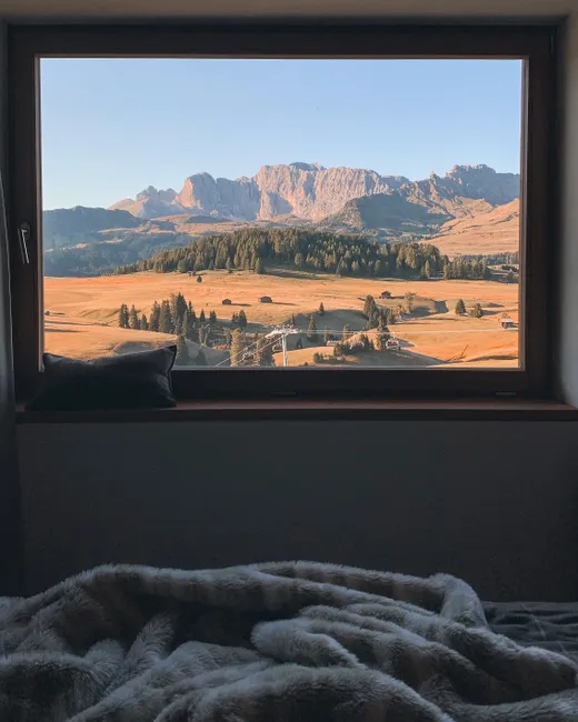 Detail Hotelzimmer Mit Gemachtem Bett Und Fensterblick Number 19