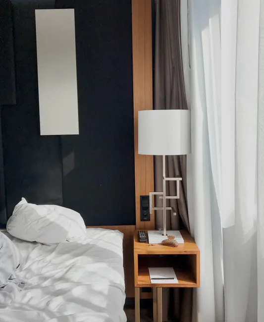 Detail Hotelzimmer Mit Gemachtem Bett Und Fensterblick Number 20