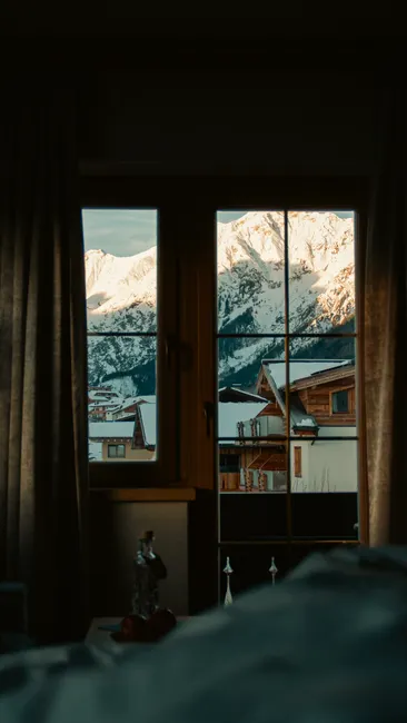 Detail Hotelzimmer Mit Gemachtem Bett Und Fensterblick Number 4