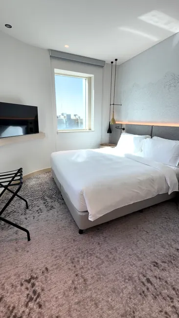 Detail Hotelzimmer Mit Gemachtem Bett Und Fensterblick Number 5