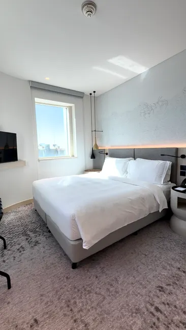 Detail Hotelzimmer Mit Gemachtem Bett Und Fensterblick Number 6