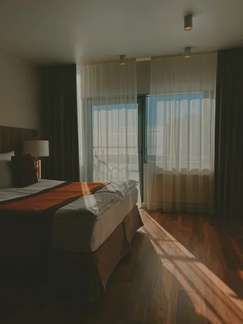 Detail Hotelzimmer Mit Gemachtem Bett Und Fensterblick Number 7