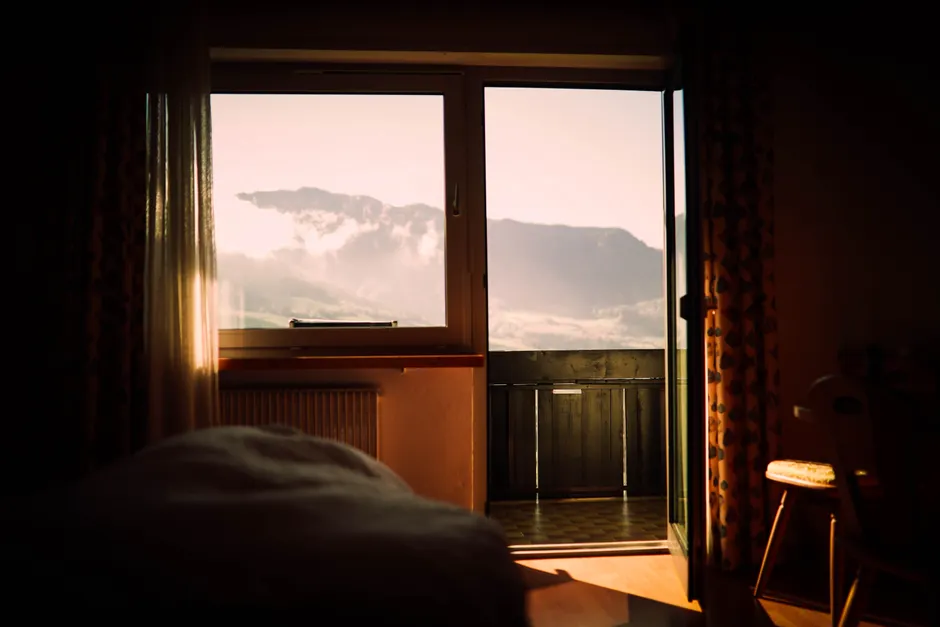 Detail Hotelzimmer Mit Gemachtem Bett Und Fensterblick Number 8