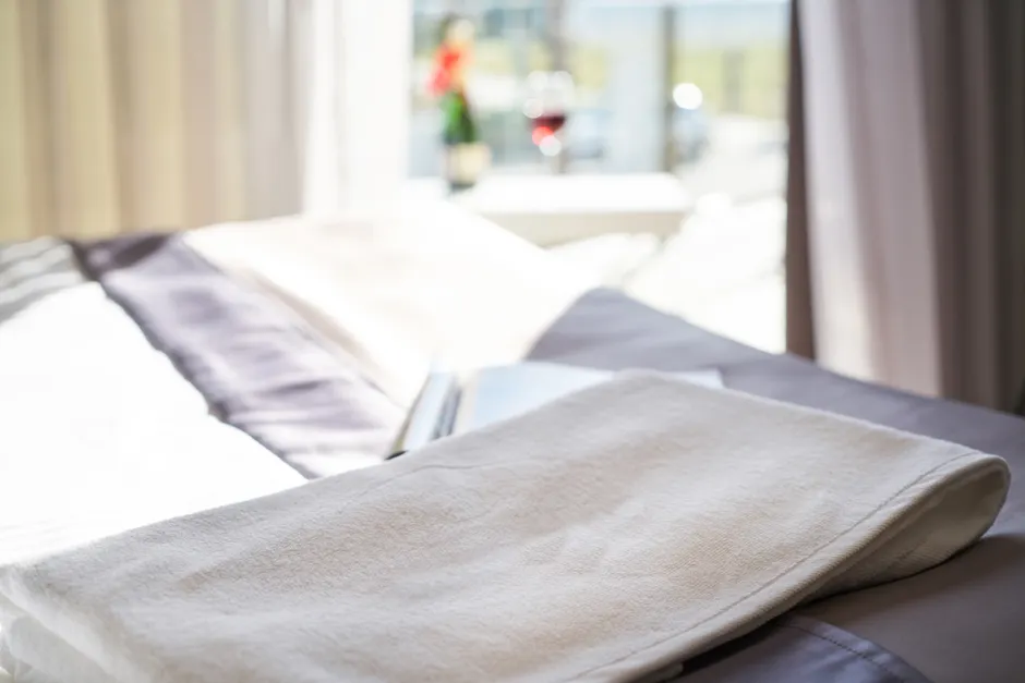 Detail Hotelzimmer Mit Gemachtem Bett Und Fensterblick Number 9