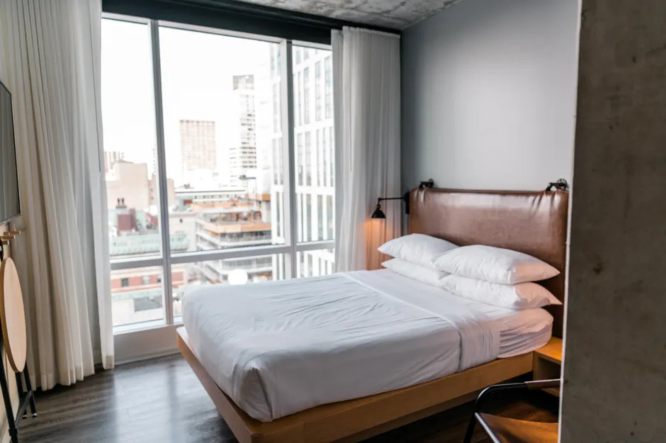 Detail Hotelzimmer Mit Gemachtem Bett Und Fensterblick Number 10
