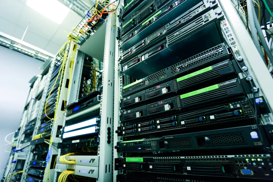 Detail It Administrator Arbeitet Im Serverraum Foto Number 11