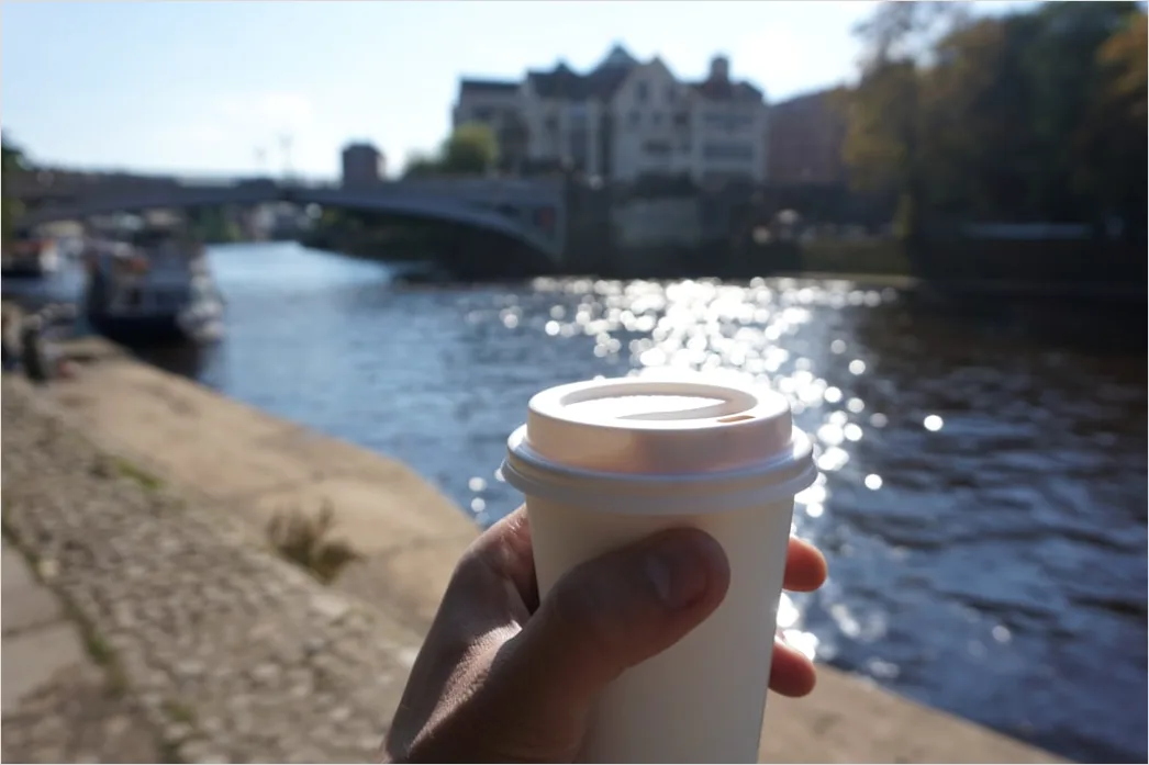 Detail Kaffee To Go Beim Sightseeing In Der Hand Number 2