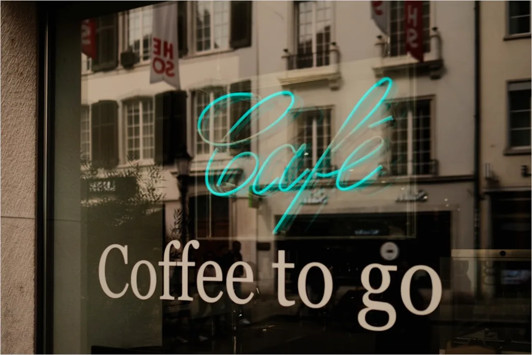 Detail Kaffee To Go Beim Sightseeing In Der Hand Number 13