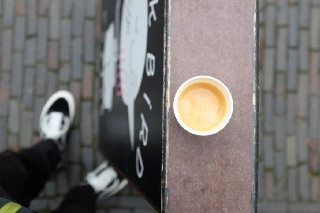 Detail Kaffee To Go Beim Sightseeing In Der Hand Number 18