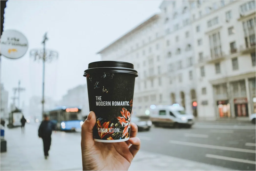 Detail Kaffee To Go Beim Sightseeing In Der Hand Number 19