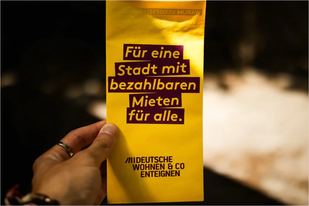 Detail Kaffee To Go Beim Sightseeing In Der Hand Number 3