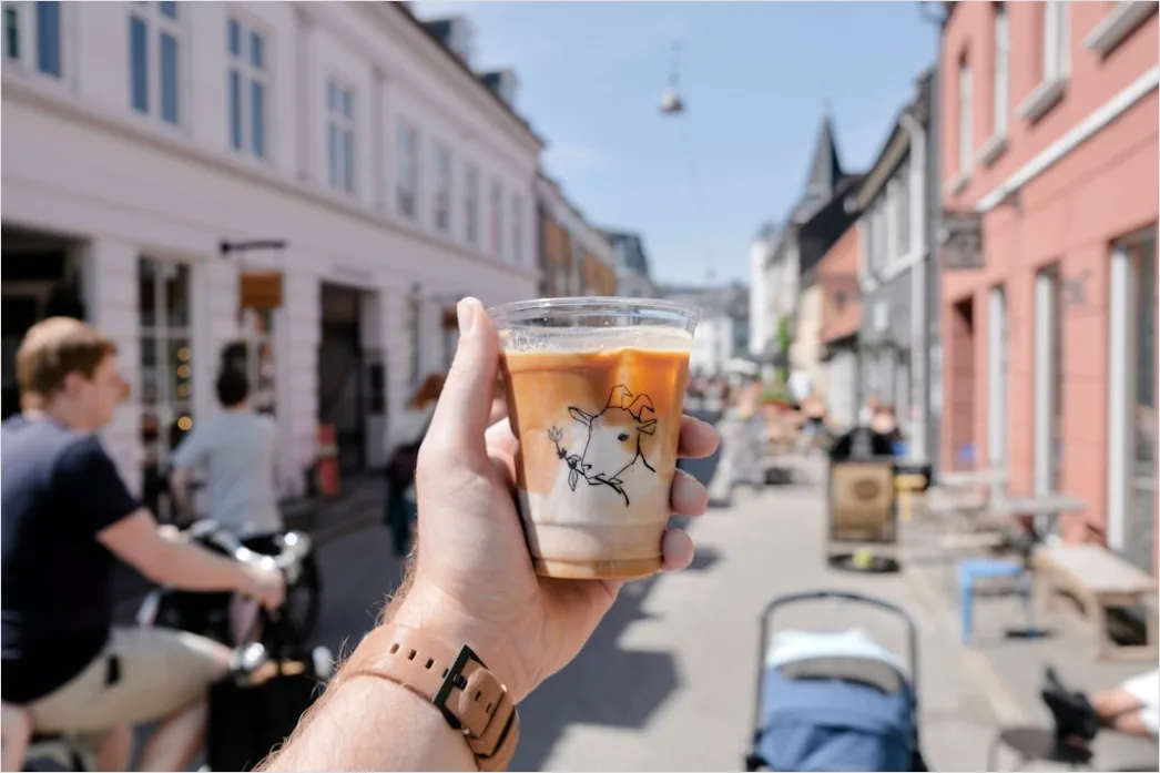 Detail Kaffee To Go Beim Sightseeing In Der Hand Number 4