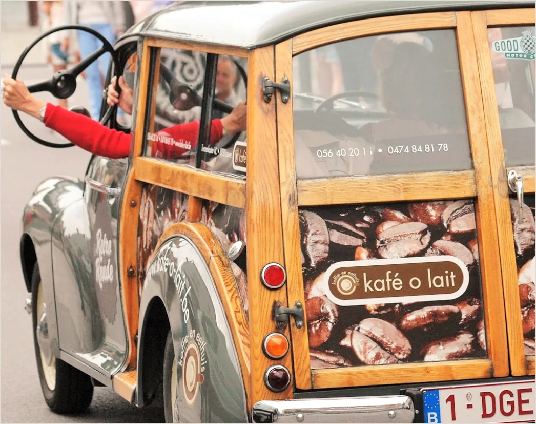 Detail Kaffee To Go Beim Sightseeing In Der Hand Number 6