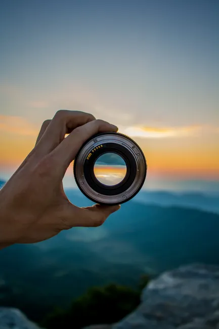 Kamera In Hand Vor Landschaft Viewpoint Nahaufnahme 7efe