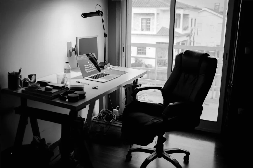 Kind Im Hintergrund Homeoffice Real Life Situation Foto 2d0d