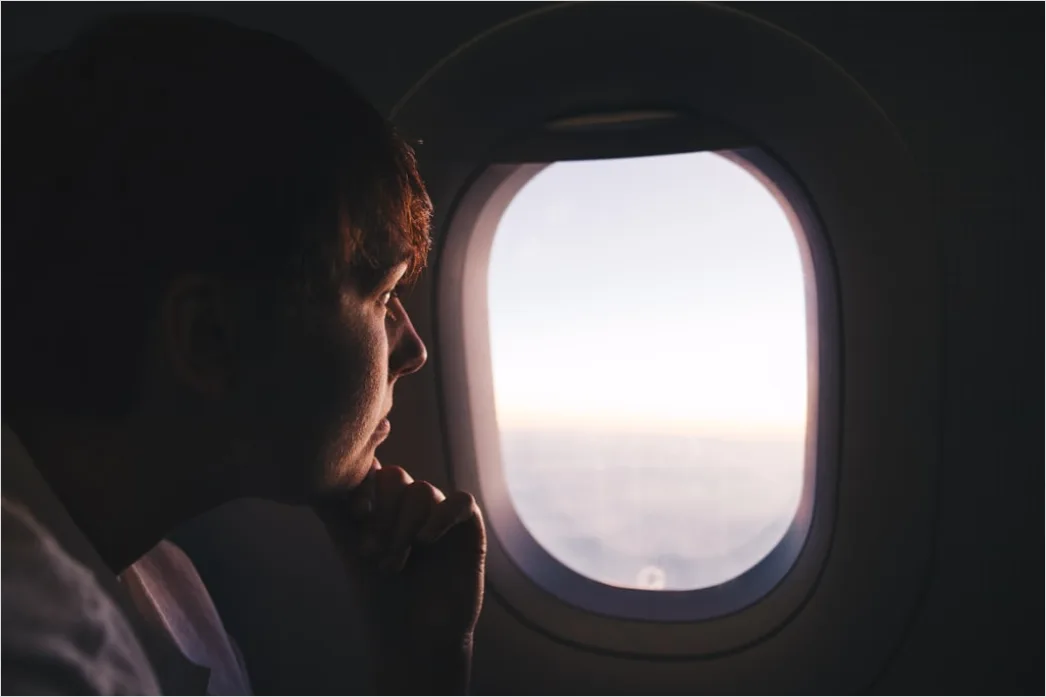 Kind Schaut Aus Flugzeugfenster Reisemoment 9536