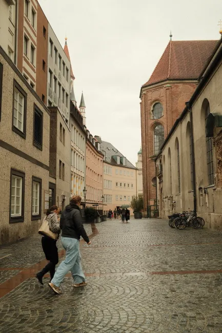 Kinderwagen In Altstadtgasse Reisen Mit Kind Dbab