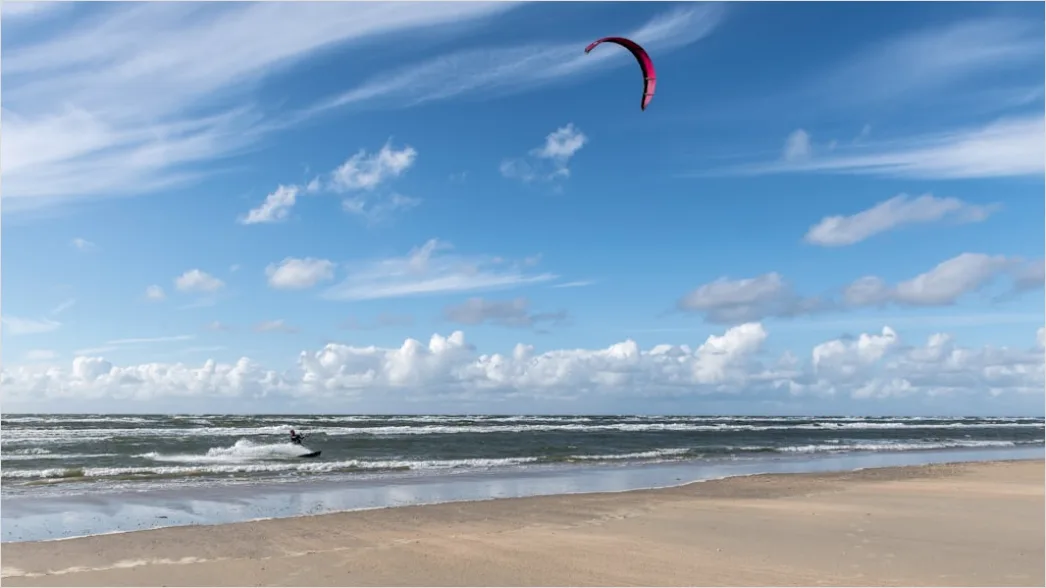 Detail Kitesurfen An Der Nordsee Action Im Wind Number 2