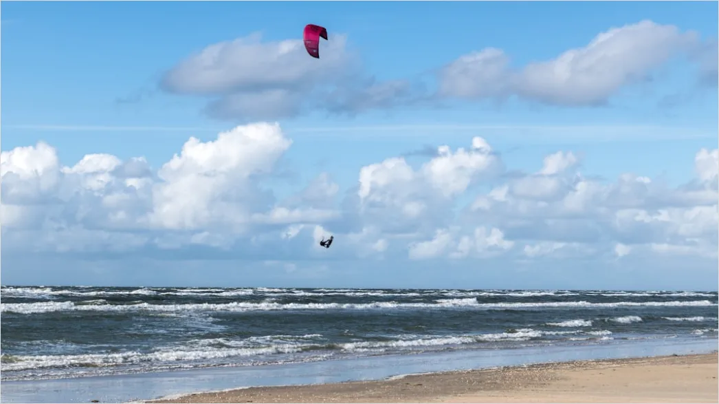 Detail Kitesurfen An Der Nordsee Action Im Wind Number 3