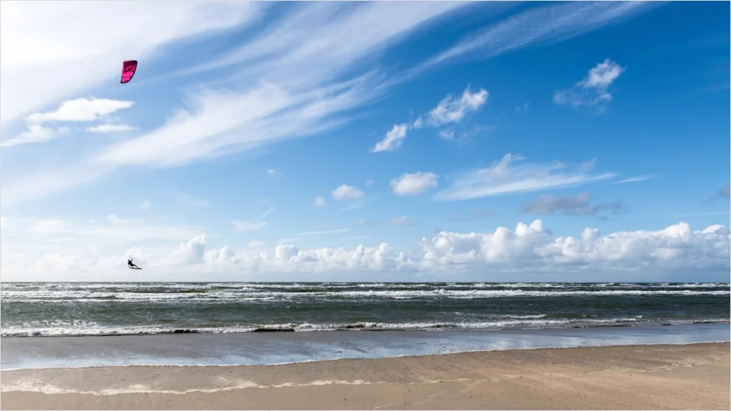 Detail Kitesurfen An Der Nordsee Action Im Wind Number 4