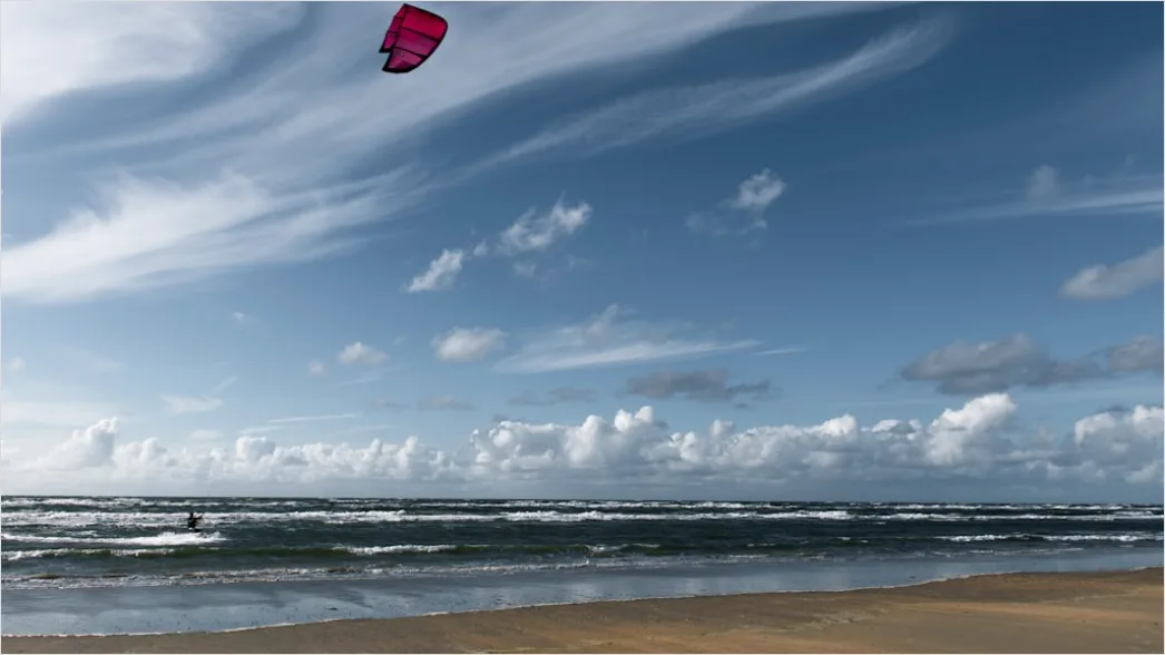Detail Kitesurfen An Der Nordsee Action Im Wind Number 5