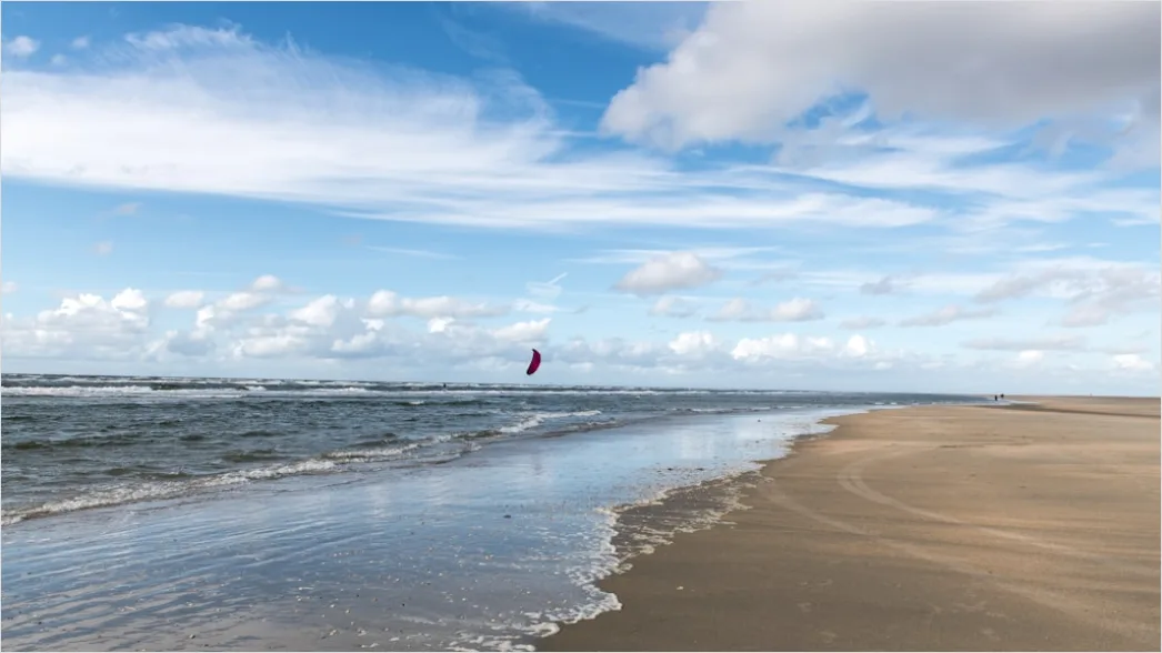 Detail Kitesurfen An Der Nordsee Action Im Wind Number 8