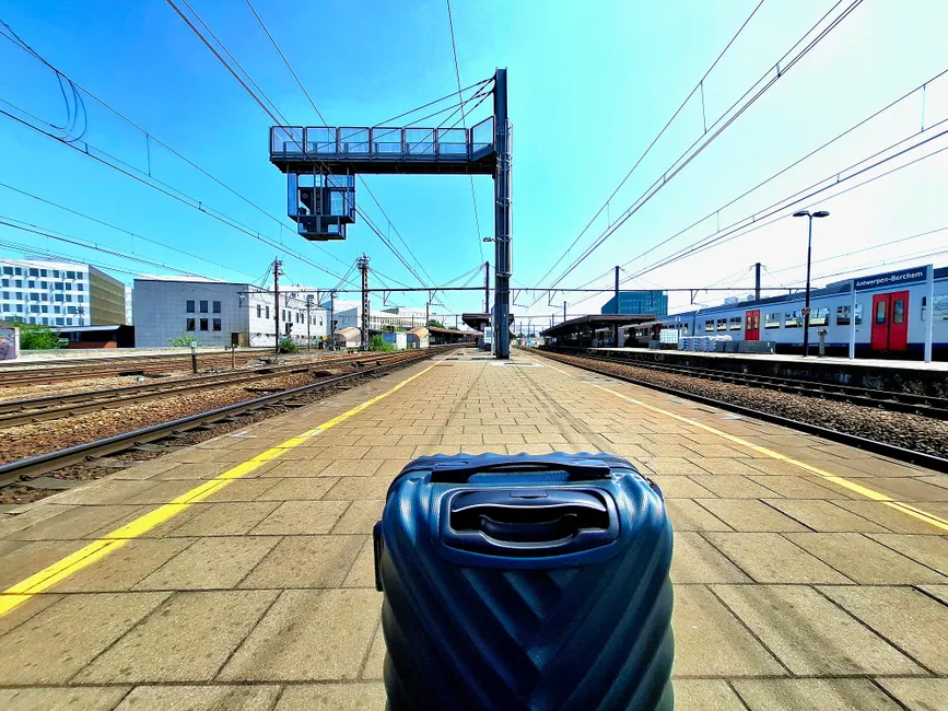 Koffer Rollt Ueber Bahnhofsboden Detailaufnahme 8cb2