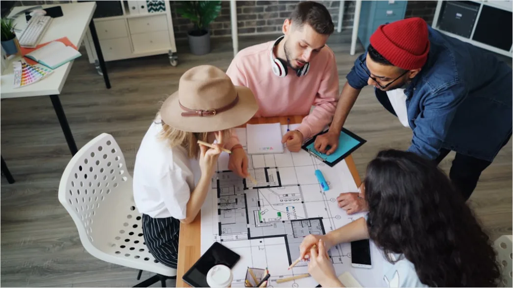 Kollegen Diskutieren Projektplan Am Tisch Nahaufnahme Foto E3cc