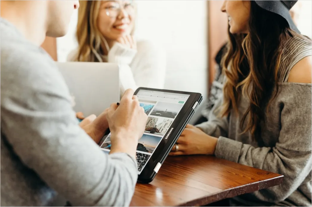 Kollegen Schauen Gemeinsam Auf Tablet Im Meeting Foto 2593