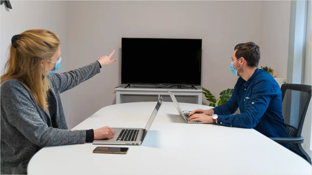 Kundenberatung Am Tisch Laptop Zeigt Angebot Foto 3357