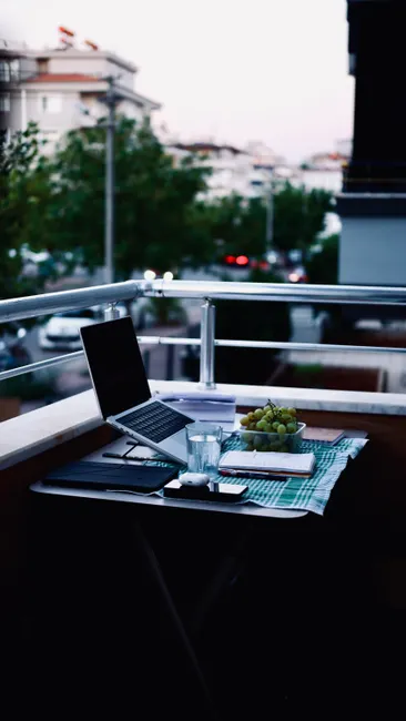 Laptop Auf Balkon Reise Arbeiten Digital Nomad D214