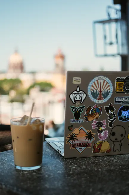 Detail Laptop Auf Balkon Reise Arbeiten Digital Nomad Number 15