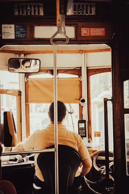 Lisboa Strassenbahn Gelb In Altstadtgasse C93a
