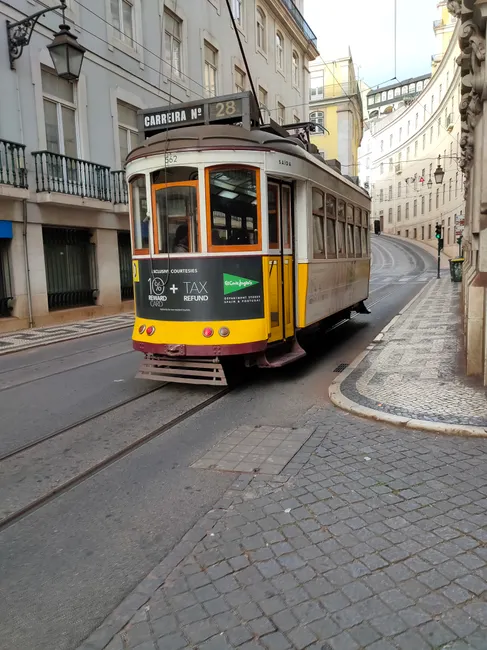 Detail Lisboa Straßenbahn Gelb In Altstadtgasse Number 12
