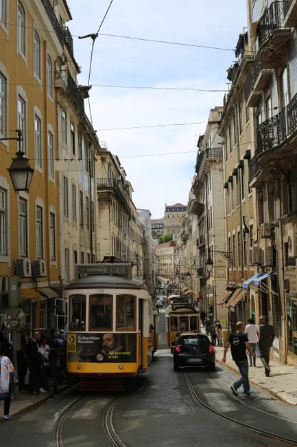Detail Lisboa Straßenbahn Gelb In Altstadtgasse Number 13