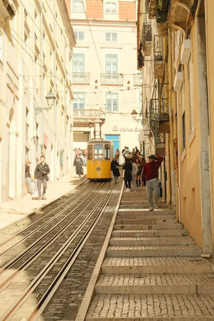 Detail Lisboa Straßenbahn Gelb In Altstadtgasse Number 14