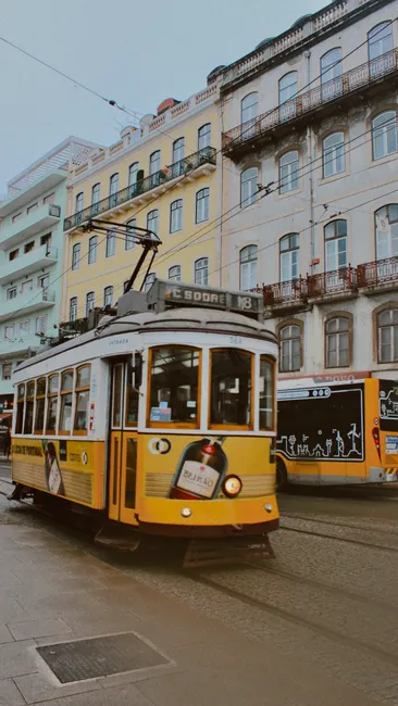 Detail Lisboa Straßenbahn Gelb In Altstadtgasse Number 16