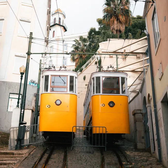 Detail Lisboa Straßenbahn Gelb In Altstadtgasse Number 18